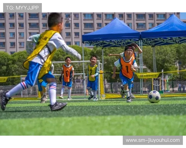 从力与旋的艺术看足球飘球技术的形成机制与射门轨迹控制研究